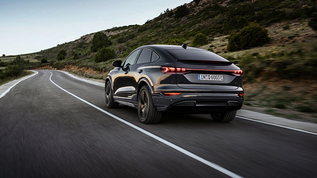Audi Q6 Sportback e-tron Performance (2025-…) вид сзади, задние фонари, багажник, спойлер, эмблема, бампер, экстерьер