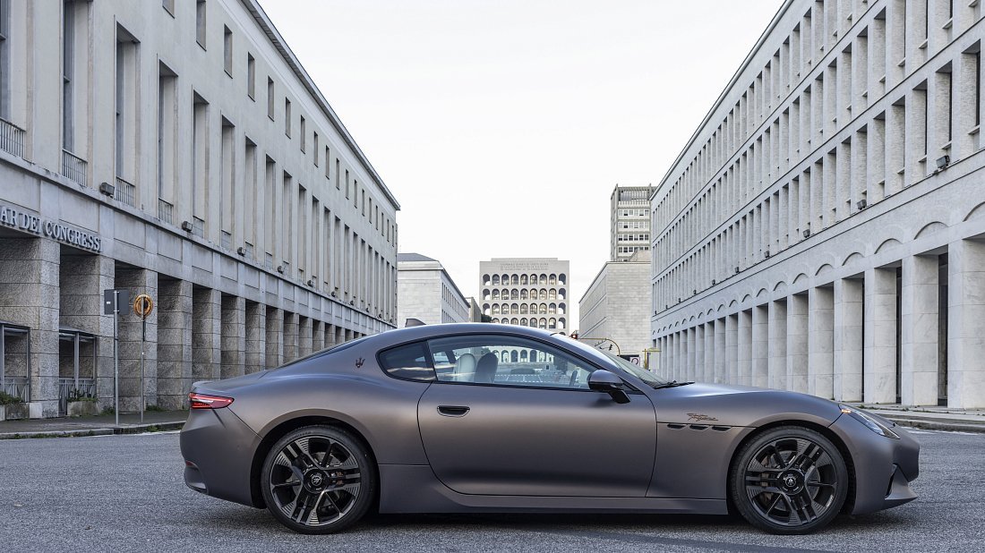 Maserati GranTurismo Folgore (2024-…) вид сбоку, силуэт, двери, колеса, экстерьер