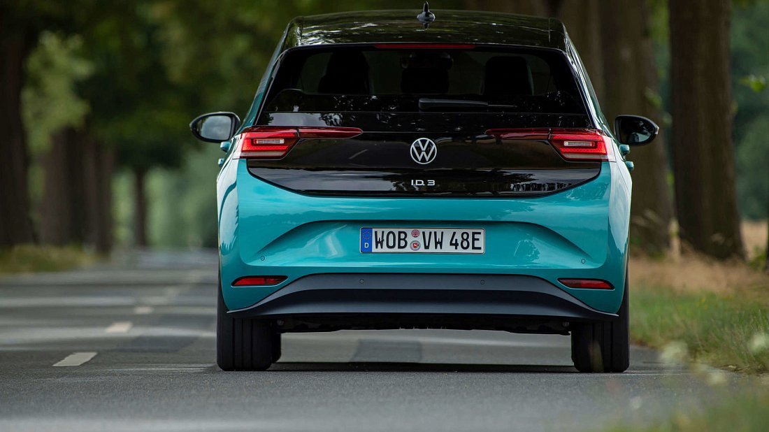 Volkswagen ID.3 1st Edition (2019-2021) вид сзади, задние фонари, багажник, спойлер, эмблема, бампер, экстерьер