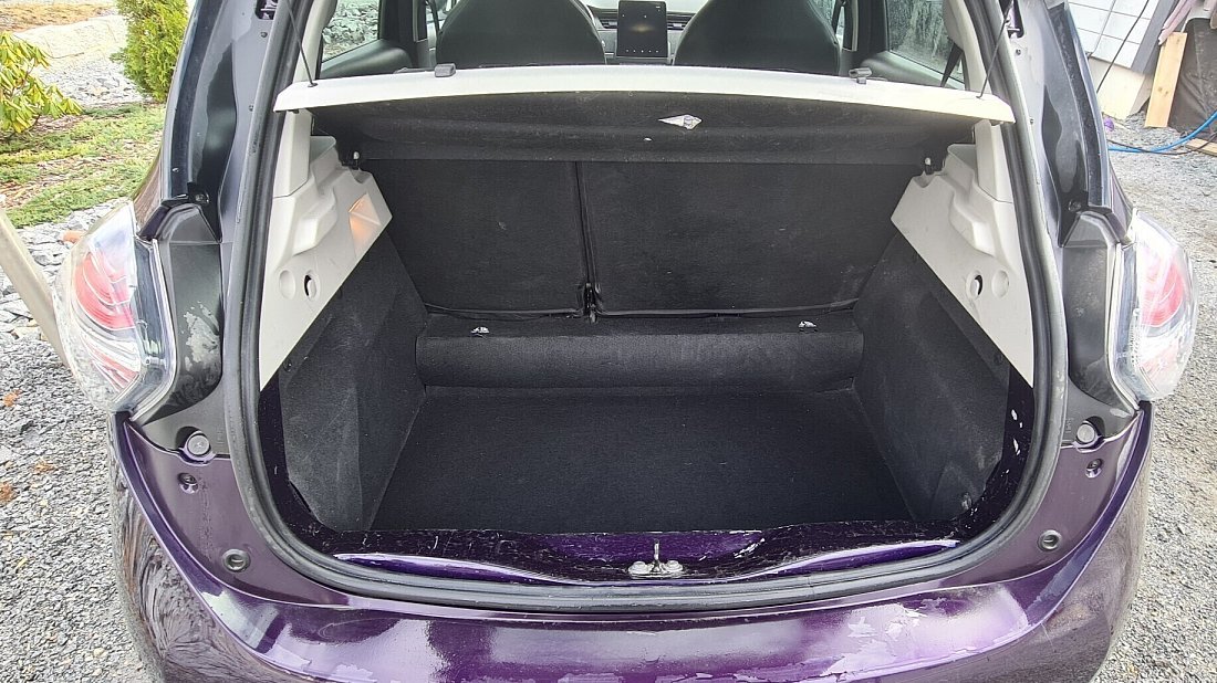 Renault Zoe Z.E. 40 Q90 (2016-2019) багажник, сиденья подняты, грузовое пространство, объем багажника, вместимость багажника, место для хранения