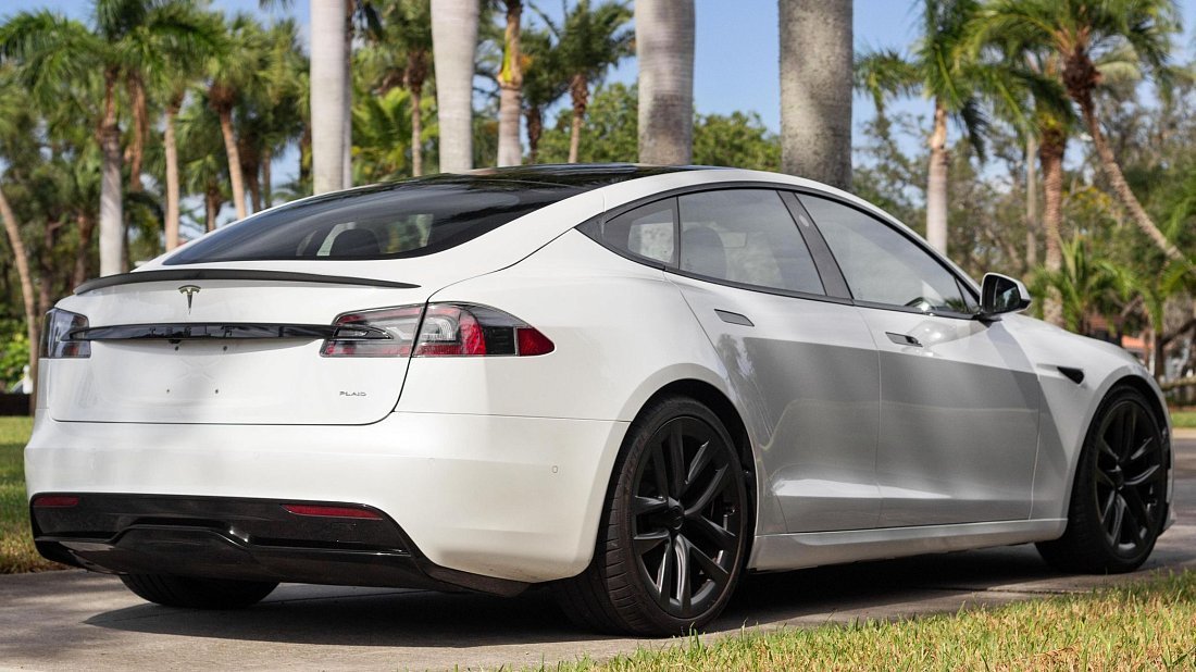 Tesla Model S Plaid (2021-…) задняя часть в три четверти, вид в три четверти, диагональ, экстерьер
