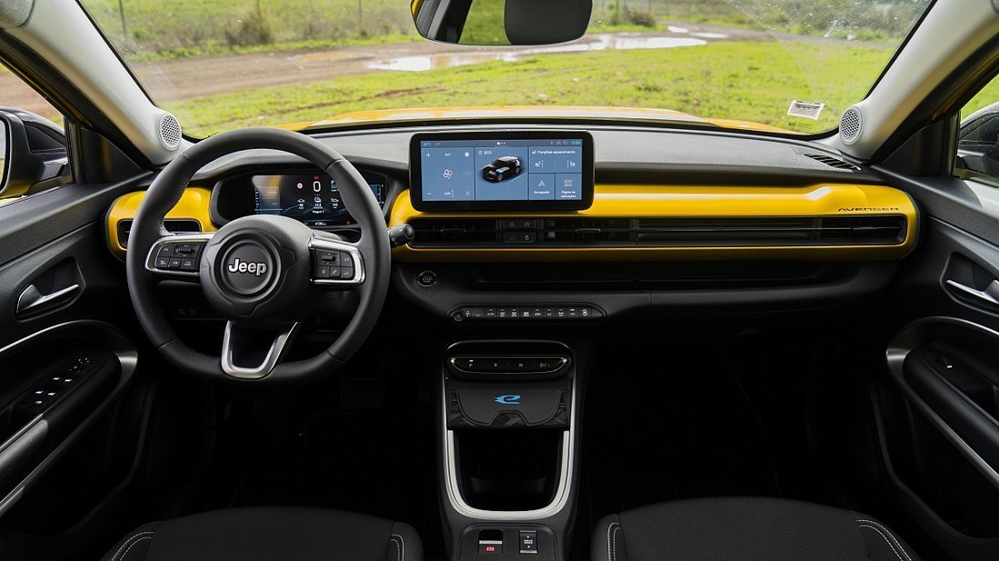 Jeep Avenger Electric (2023-…) интерьер, переднее сиденье, водительское сиденье, приборная панель, рулевое колесо, информационно-развлекательная система, кокпит