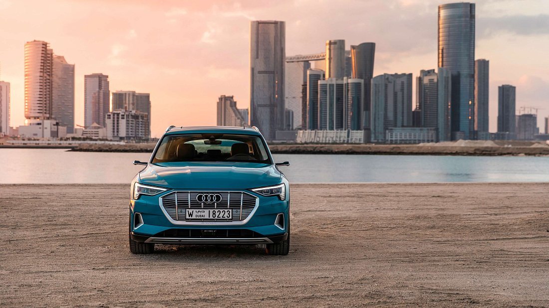 Audi e-tron 55 quattro (2019-2022) передняя часть, решетка радиатора, фары, бампер, экстерьер