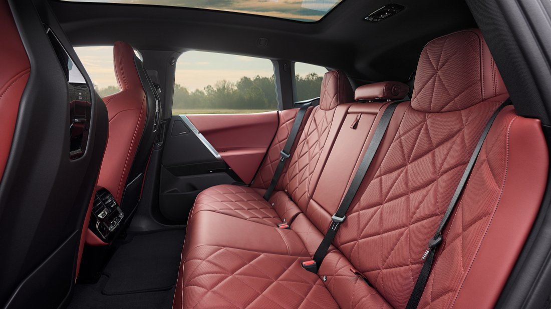 BMW iX M70 xDrive (2025-...) задние сиденья, пассажирские сиденья, пространство для ног, пространство над головой, интерьер