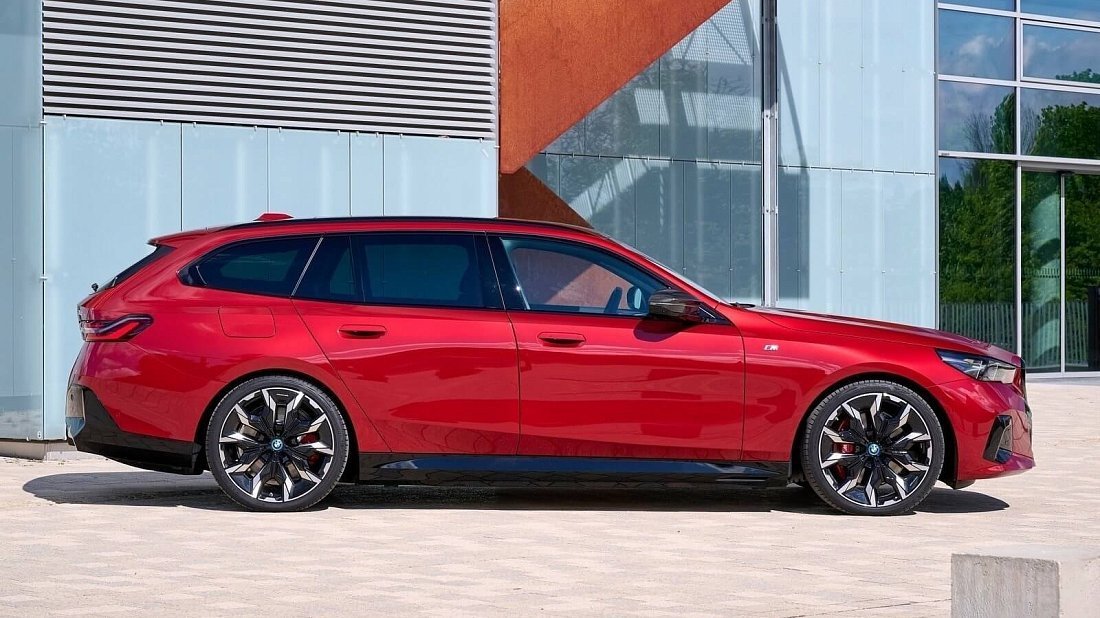 BMW i5 Touring M60 xDrive (2024-2025) вид сбоку, силуэт, двери, колеса, экстерьер