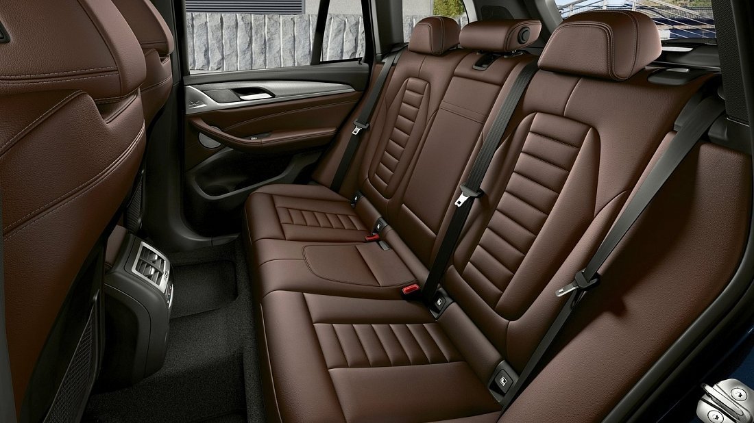 BMW iX3 Gen 2 (2021-…) задние сиденья, пассажирские сиденья, пространство для ног, пространство над головой, интерьер
