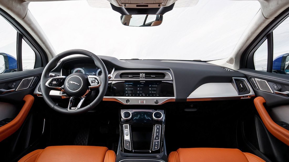 Jaguar I-Pace EV320 (2020-2024) интерьер, переднее сиденье, водительское сиденье, приборная панель, рулевое колесо, информационно-развлекательная система, кокпит