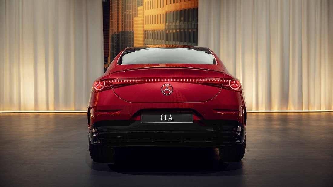 Mercedes CLA 250+ (2025-...) вид сзади, задние фонари, багажник, спойлер, эмблема, бампер, экстерьер