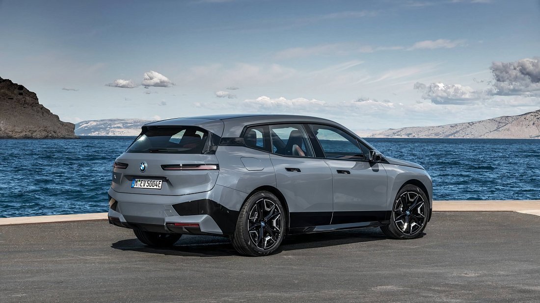 BMW iX xDrive50 (2021-2025) задняя часть в три четверти, вид в три четверти, диагональ, экстерьер
