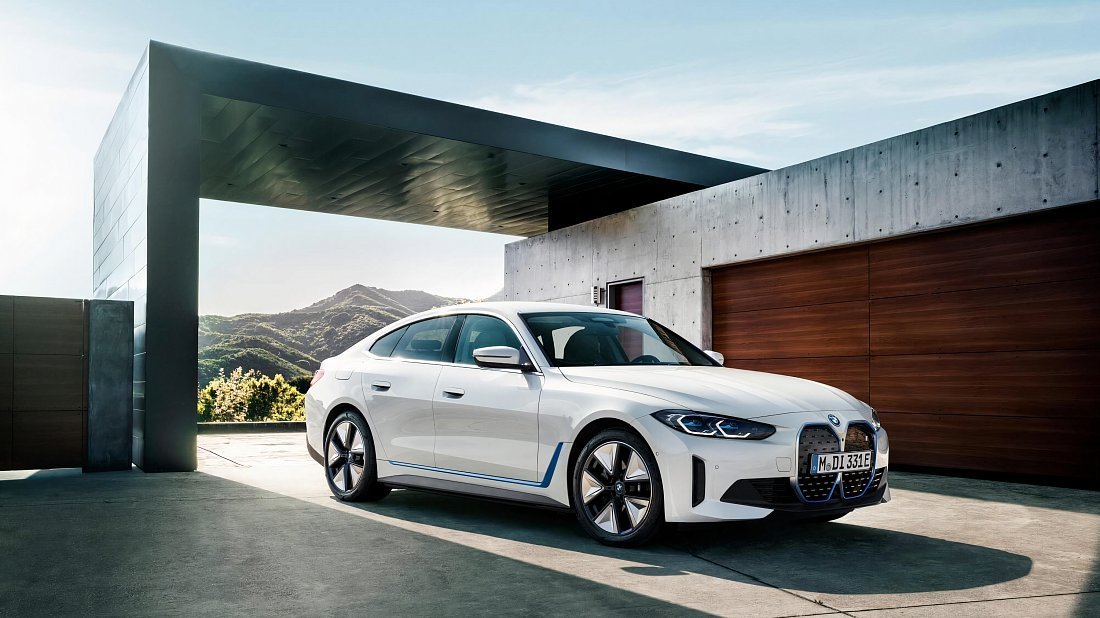 BMW i4 eDrive40 (2021-2024) вид спереди, спереди сбоку, по диагонали, экстерьер