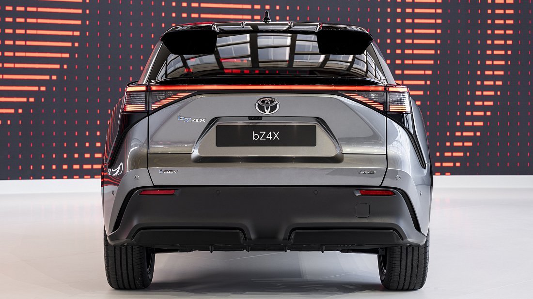 Toyota bZ4X (bZ) AWD (2025-…) вид сзади, задние фонари, багажник, спойлер, эмблема, бампер, экстерьер