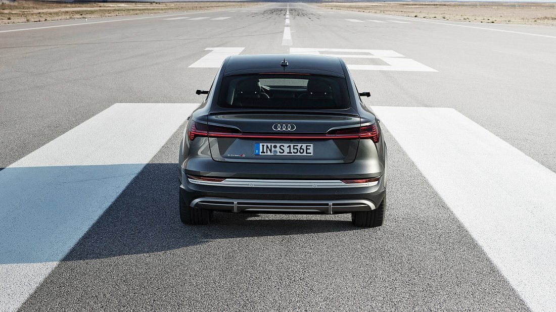 Фото Audi e-tron Sportback S (2020-2022) вид сзади, задние фонари