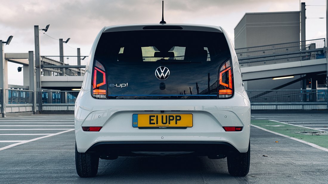 Volkswagen e-Up! 36.8 kWh (2020-2023) вид сзади, задние фонари, багажник, спойлер, эмблема, бампер, экстерьер