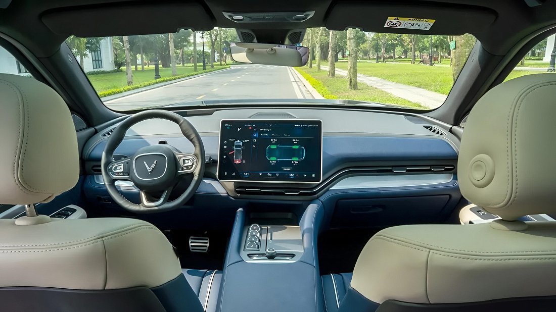 VinFast VF 9 Eco (2024-…) интерьер, переднее сиденье, водительское сиденье, приборная панель, рулевое колесо, информационно-развлекательная система, кокпит