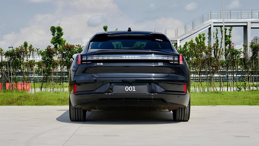Zeekr 001 Performance AWD (2023-…) вид сзади, задние фонари, багажник, спойлер, эмблема, бампер, экстерьер