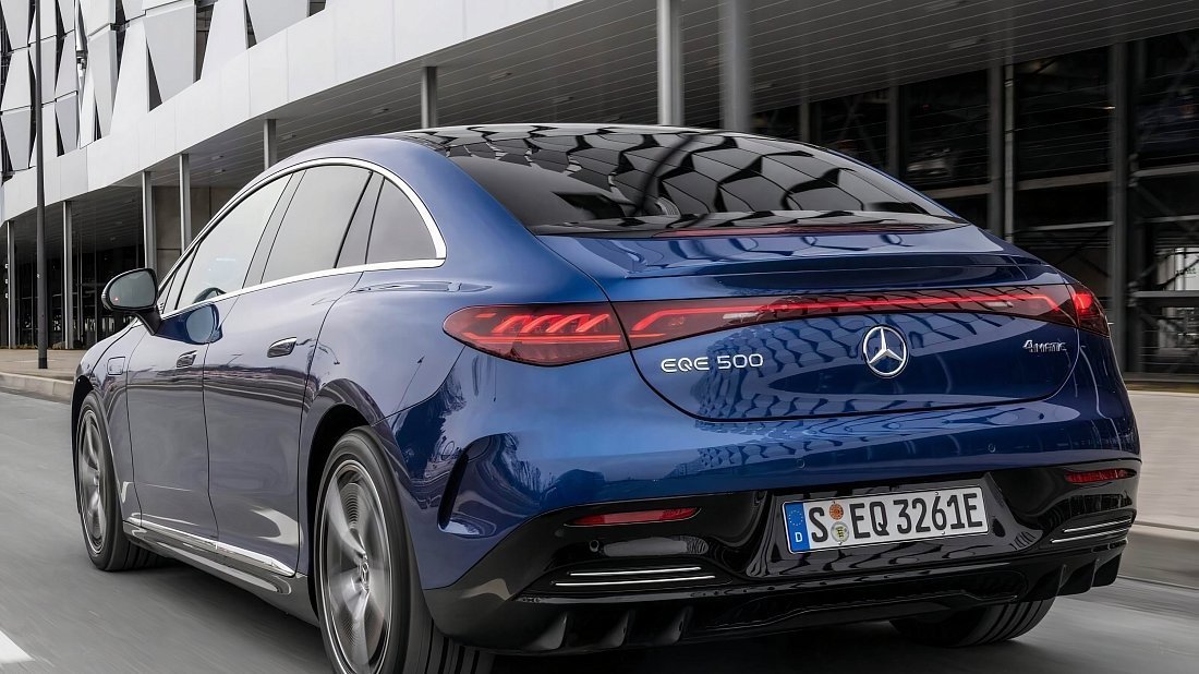 Mercedes EQE 500 4MATIC (2022-…) задняя часть в три четверти, вид в три четверти, диагональ, экстерьер