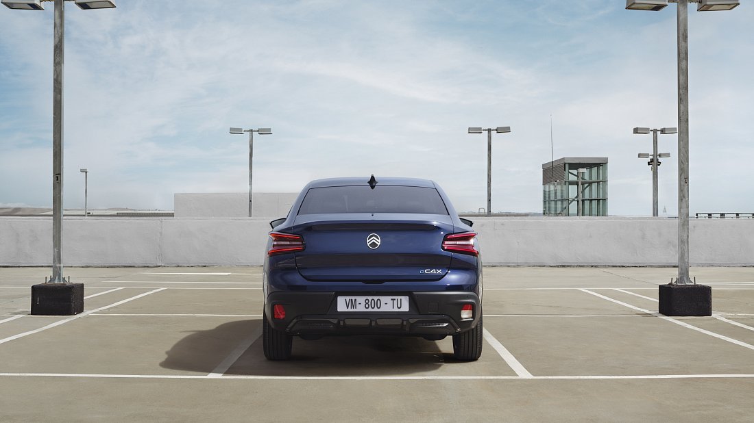 Фото Citroën e-C4 X 50 kWh (2024-…) вид сзади, задние фонари