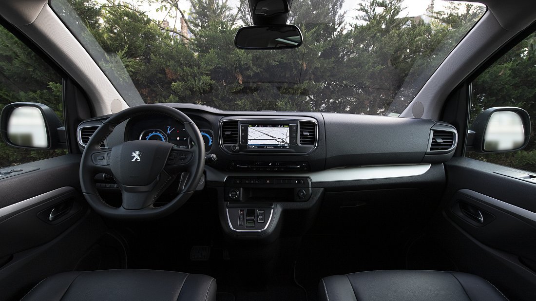 Peugeot e-Traveller Standard 50 kWh (2020-2024) интерьер, переднее сиденье, водительское сиденье, приборная панель, рулевое колесо, информационно-развлекательная система, кокпит