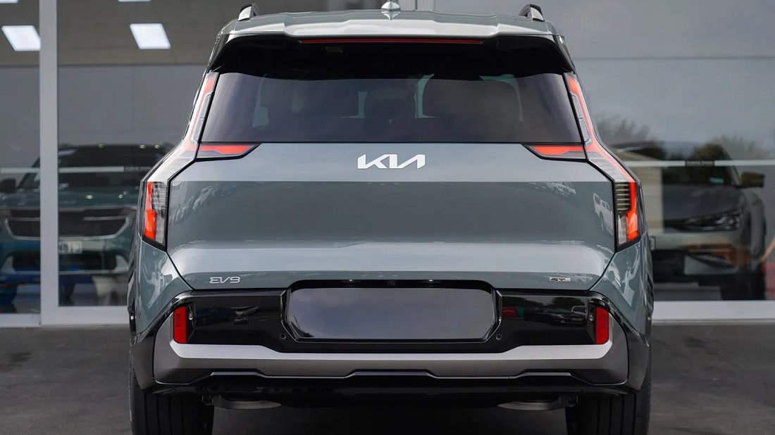 Kia EV9 GT (2025-…) вид сзади, задние фонари, багажник, спойлер, эмблема, бампер, экстерьер