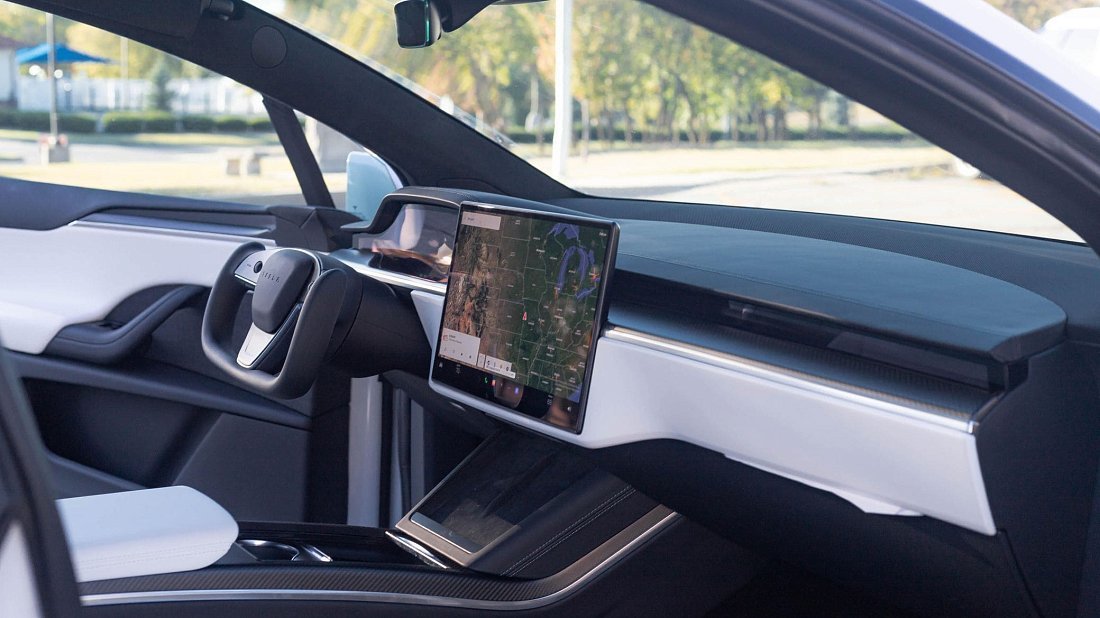 Tesla Model X Plaid (2021-…) интерьер, переднее сиденье, водительское сиденье, приборная панель, рулевое колесо, информационно-развлекательная система, кокпит