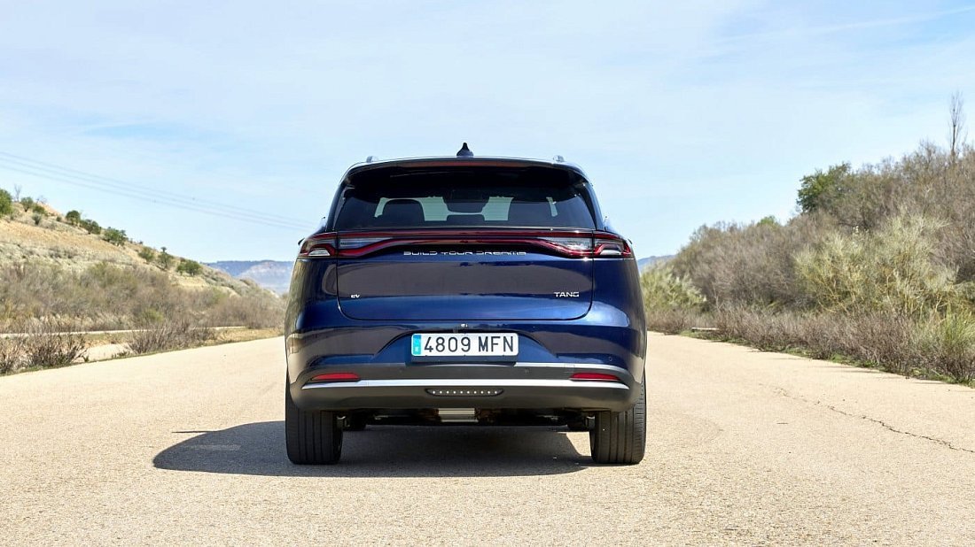 BYD Tang Flagship (2022-2024) вид сзади, задние фонари, багажник, спойлер, эмблема, бампер, экстерьер