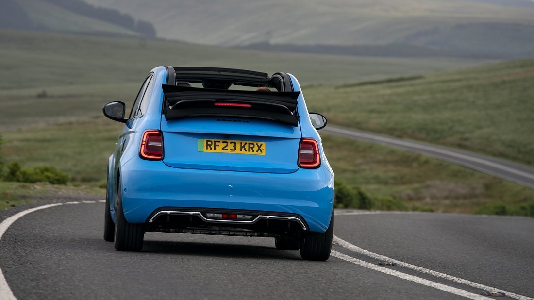 Abarth 500e Convertible (2023-…) вид сзади, задние фонари, багажник, спойлер, эмблема, бампер, экстерьер
