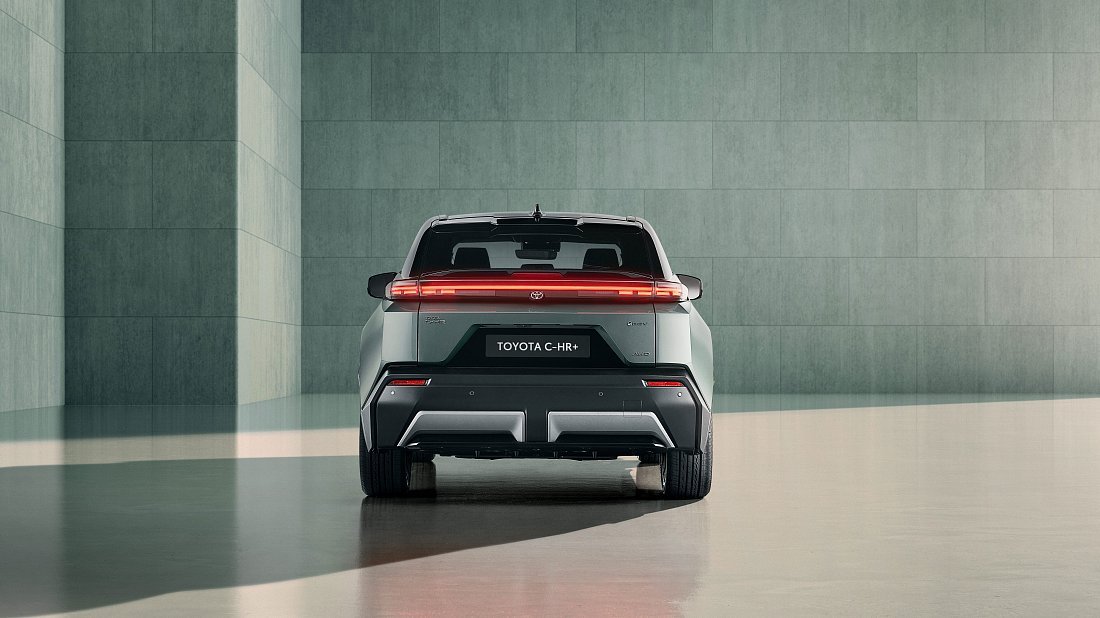 Toyota C-HR+ 77 kWh FWD (2025-…) вид сзади, задние фонари, багажник, спойлер, эмблема, бампер, экстерьер
