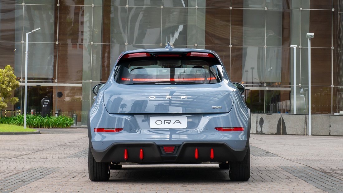 Фото GWM ORA 03 GT (2023-…) вид сзади, задние фонари