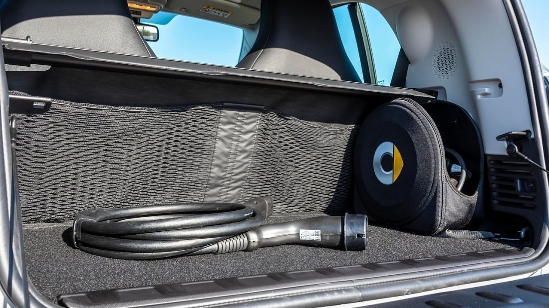 Smart EQ fortwo coupe (2020-2023) багажник, сиденья подняты, грузовое пространство, объем багажника, вместимость багажника, место для хранения