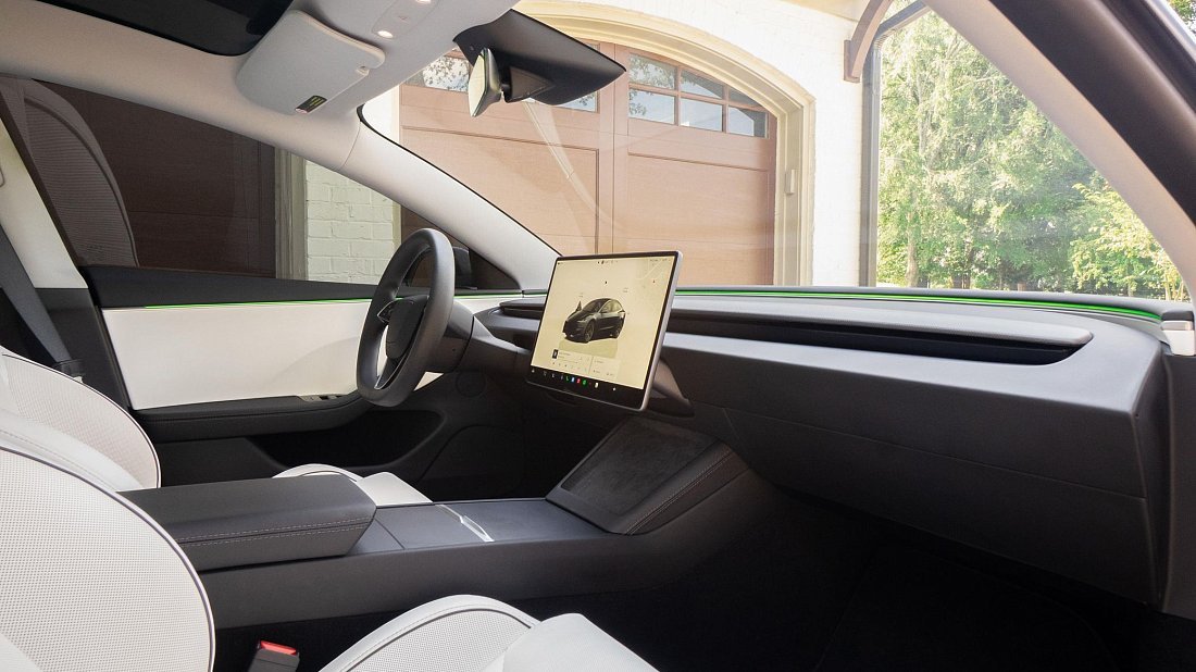 Фото Tesla Model 3 Performance (2025-...) интерьер