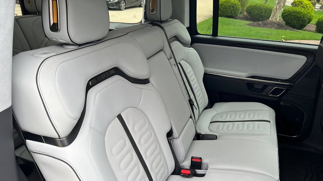Rivian R1S Performance Dual-Motor AWD Large (2023-2024) задние сиденья, пассажирские сиденья, пространство для ног, пространство над головой, интерьер