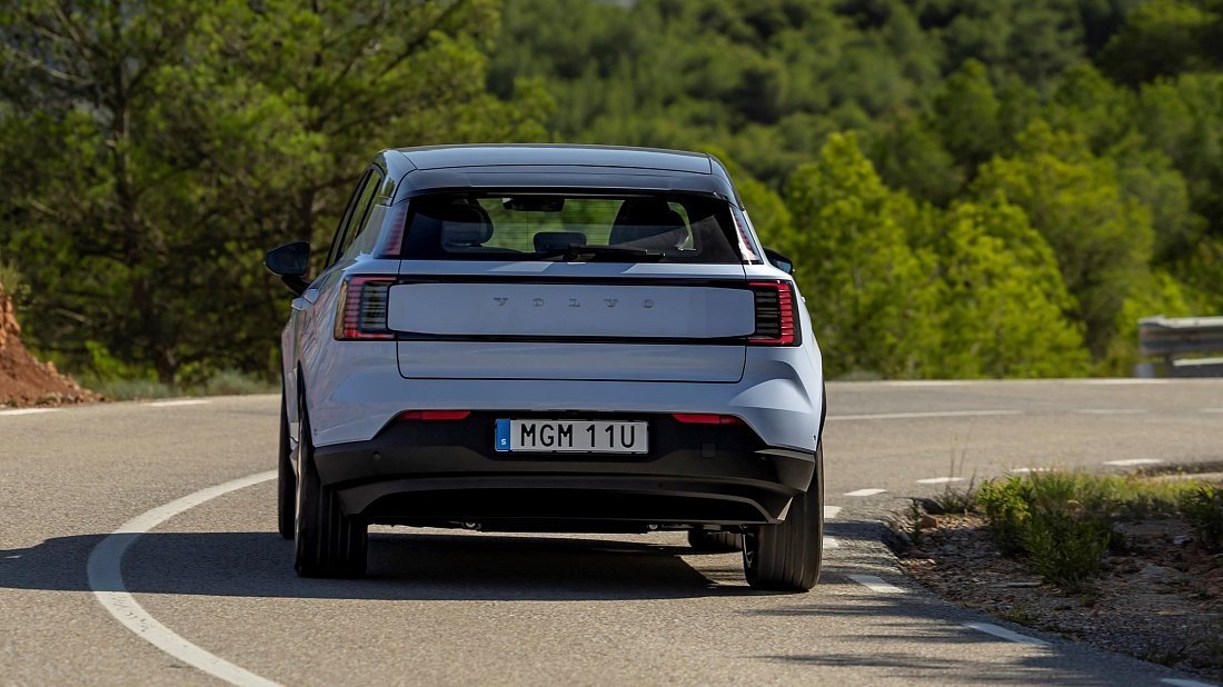 Volvo EX30 Twin Motor Performance (2023-…) вид сзади, задние фонари, багажник, спойлер, эмблема, бампер, экстерьер