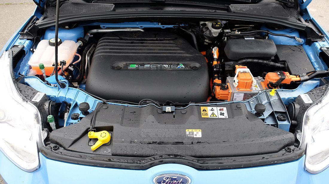 Ford Focus Electric 33 kWh (2017-2018) передний багажник (frunk), под капотом, место для хранения, груз, вместимость, дополнительное пространство