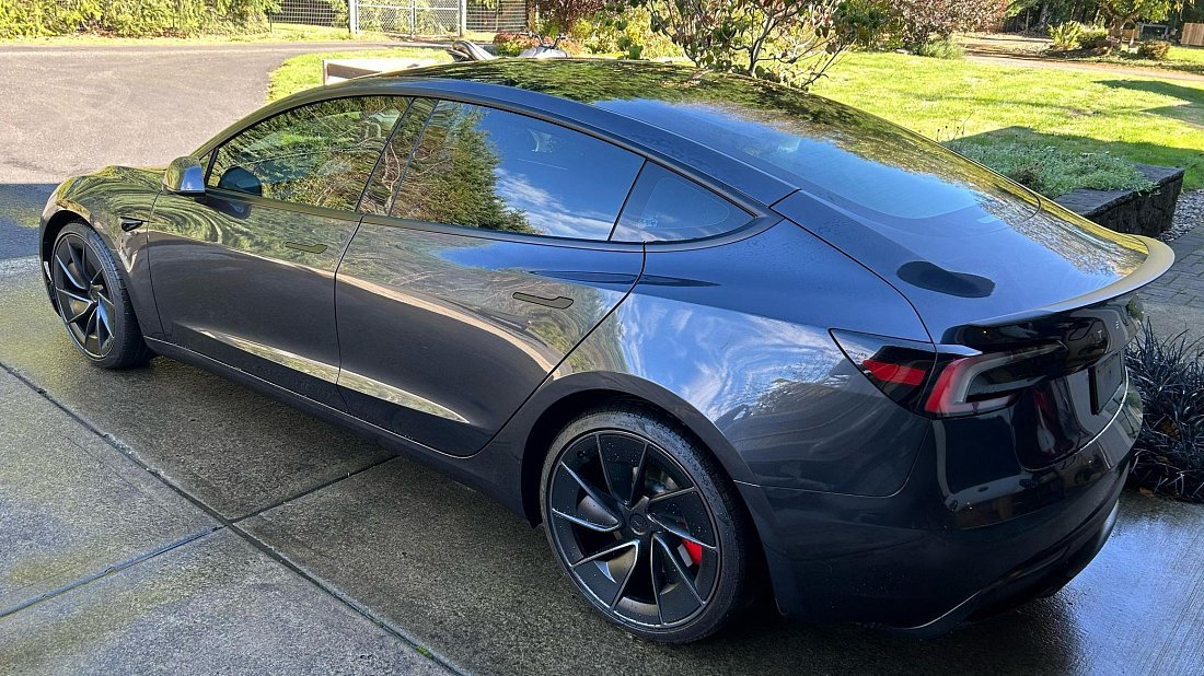 Фото Tesla Model 3 Performance (2025-...) задняя часть под углом
