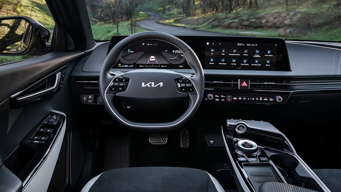 Kia EV6 Long Range RWD (2021-2024) интерьер, переднее сиденье, водительское сиденье, приборная панель, рулевое колесо, информационно-развлекательная система, кокпит
