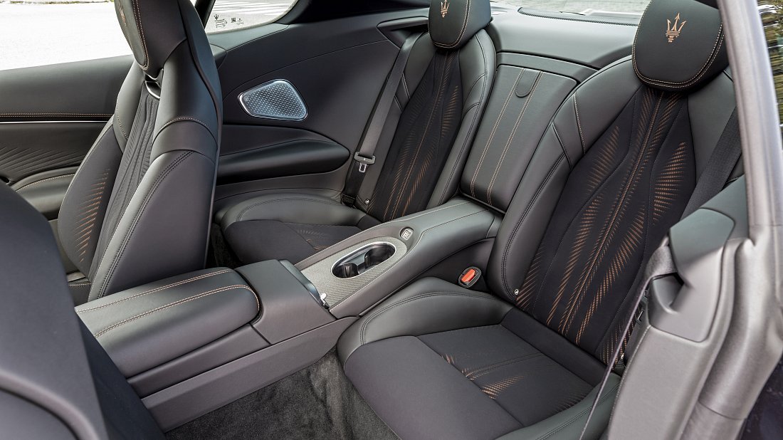 Maserati GranTurismo Folgore (2024-…) задние сиденья, пассажирские сиденья, пространство для ног, пространство над головой, интерьер
