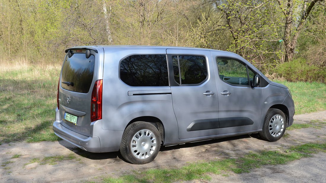 Фото Opel Combo Electric Life XL 50 kWh (2021-2024) задняя часть под углом