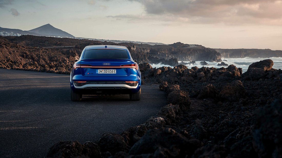 Audi SQ8 Sportback e-tron (2023-…) вид сзади, задние фонари, багажник, спойлер, эмблема, бампер, экстерьер