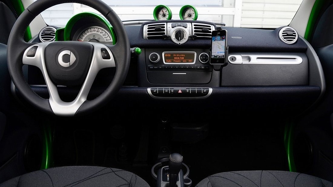 Smart Electric Drive fortwo coupe (2012-2016) интерьер, переднее сиденье, водительское сиденье, приборная панель, рулевое колесо, информационно-развлекательная система, кокпит