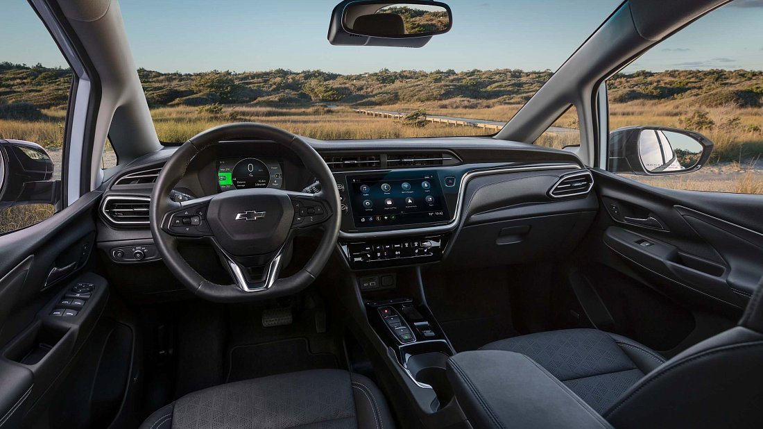 Chevrolet Bolt EV Gen 3 (2022-2023) интерьер, переднее сиденье, водительское сиденье, приборная панель, рулевое колесо, информационно-развлекательная система, кокпит