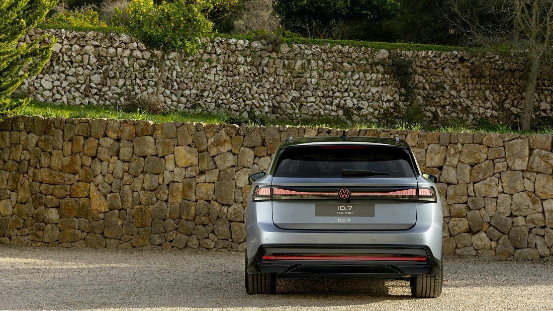 Volkswagen ID.7 Tourer Pro (2024-…) вид сзади, задние фонари, багажник, спойлер, эмблема, бампер, экстерьер