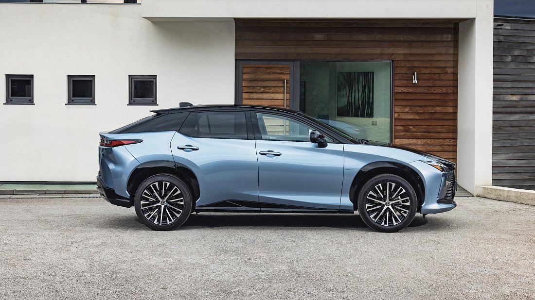 Lexus RZ 500e (2025-…) вид сбоку, силуэт, двери, колеса, экстерьер