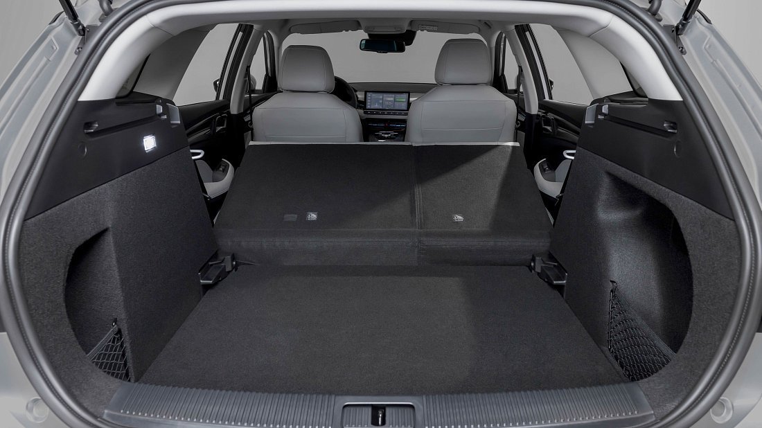 Фото MG MG5 Electric Standard Range (2022-…) разложенный багажник