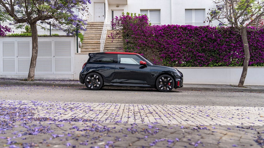 Mini Cooper JCW (2024-…) вид сбоку, силуэт, двери, колеса, экстерьер