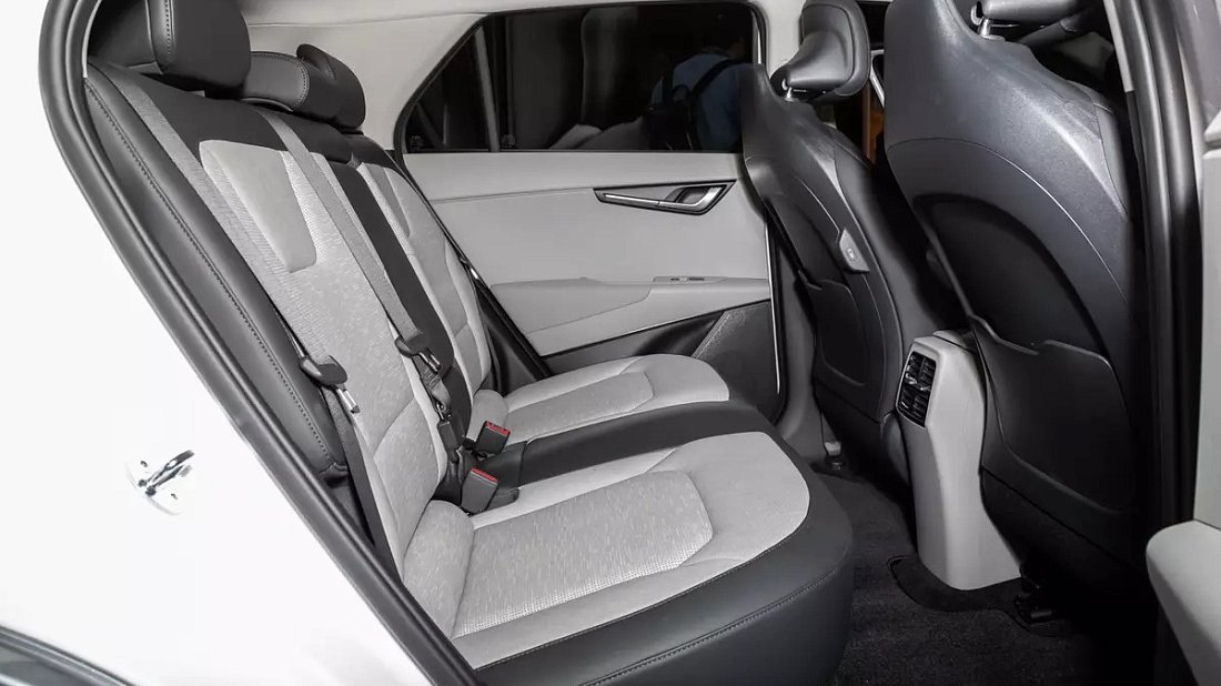 Kia Niro EV Long Range (2022-…) задние сиденья, пассажирские сиденья, пространство для ног, пространство над головой, интерьер