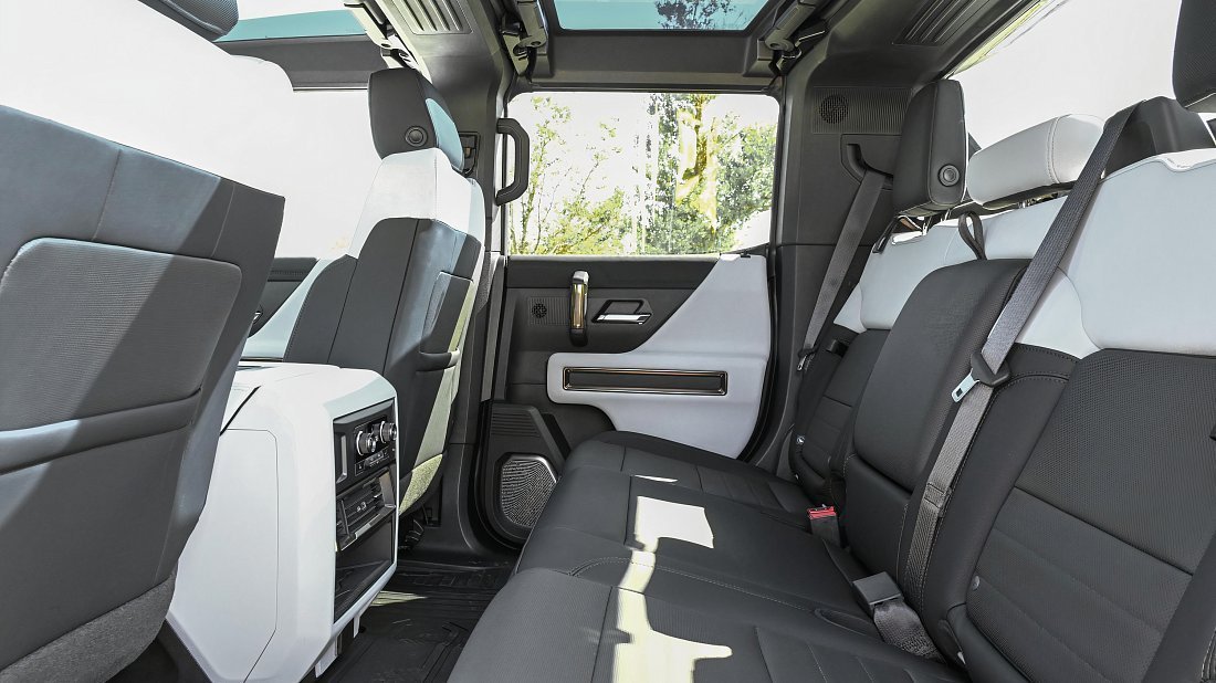 GMC Hummer EV Pickup 2X (2023-…) задние сиденья, пассажирские сиденья, пространство для ног, пространство над головой, интерьер