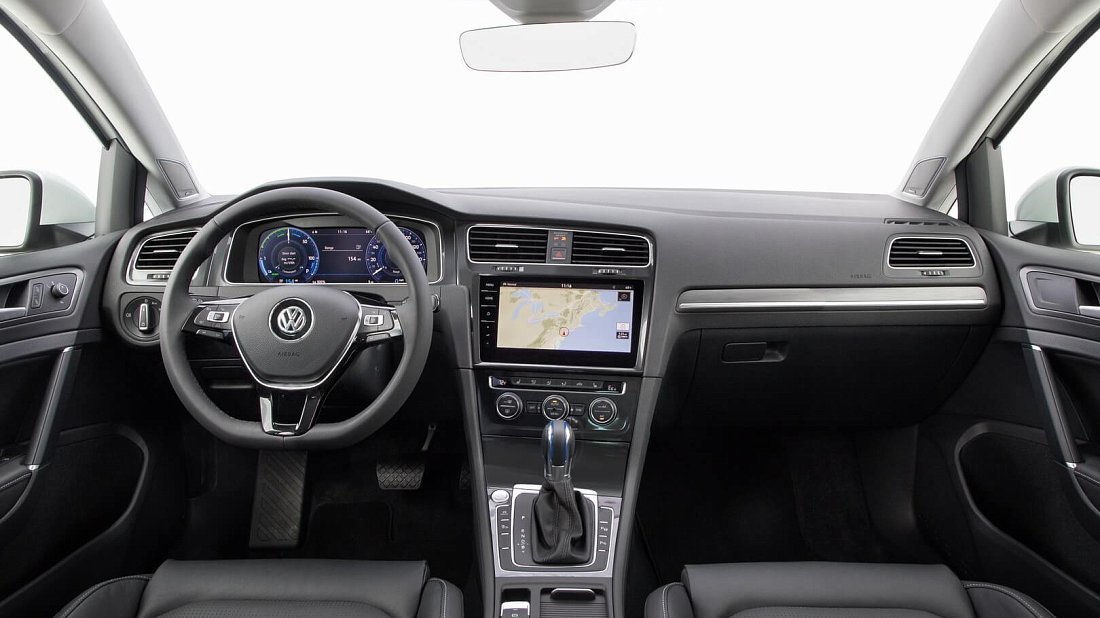 Volkswagen e-Golf 35.8 kWh (2017-2020) интерьер, переднее сиденье, водительское сиденье, приборная панель, рулевое колесо, информационно-развлекательная система, кокпит