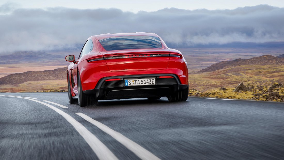 Фото Porsche Taycan GTS (2024-...) вид сзади, задние фонари