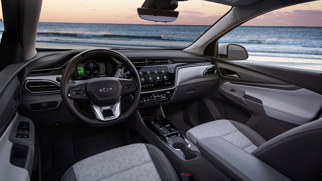 Chevrolet Bolt EUV Gen 1 (2022-2023) интерьер, переднее сиденье, водительское сиденье, приборная панель, рулевое колесо, информационно-развлекательная система, кокпит
