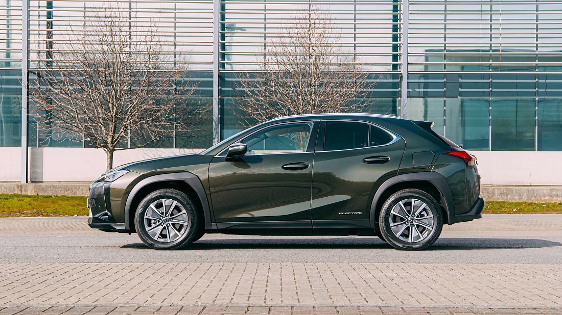 Фото Lexus UX 300e (2020-2023) вид сбоку